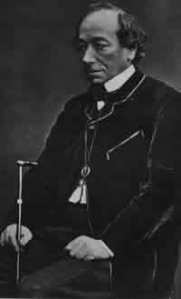 Benjamin Disraeli. Der "kleine Orientale", wie Bismarck ihn nannte, war von 1874 bis 1880 englischer Ministerpräsident. In diesen Jahren krönte er die Eroberung Indiens durch die Komödie der Errichtung des "Kaiserreiches Indien", presste dem Sultan die für England nahezu wertlose Insel Zypern ab und bereitete den Raub Ägyptens vor.